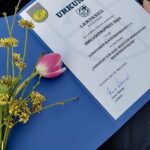 Urkunde mit einem Blumenstrauß. Text: Urkunde. Landkreis Konstanz. Der Landkreis Konstanz verleiht den Inklusionspreis 2024 an die Konstanzer Blätzlebuebe Zunft e.V. für das Projekt Fasnacht für alle auch für Menschen mit Beeinträchtigung. Konstanz den 19. März 2025. Zeno Danner.